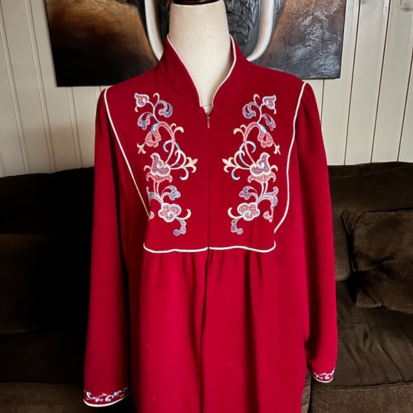 Vanity Fair • Vintage • 1970’s • Large • Burgundy • Floral • Embroidery • Robe - Picture 5 of 13